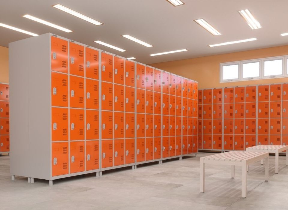 vestiário com lockers de aço colorido