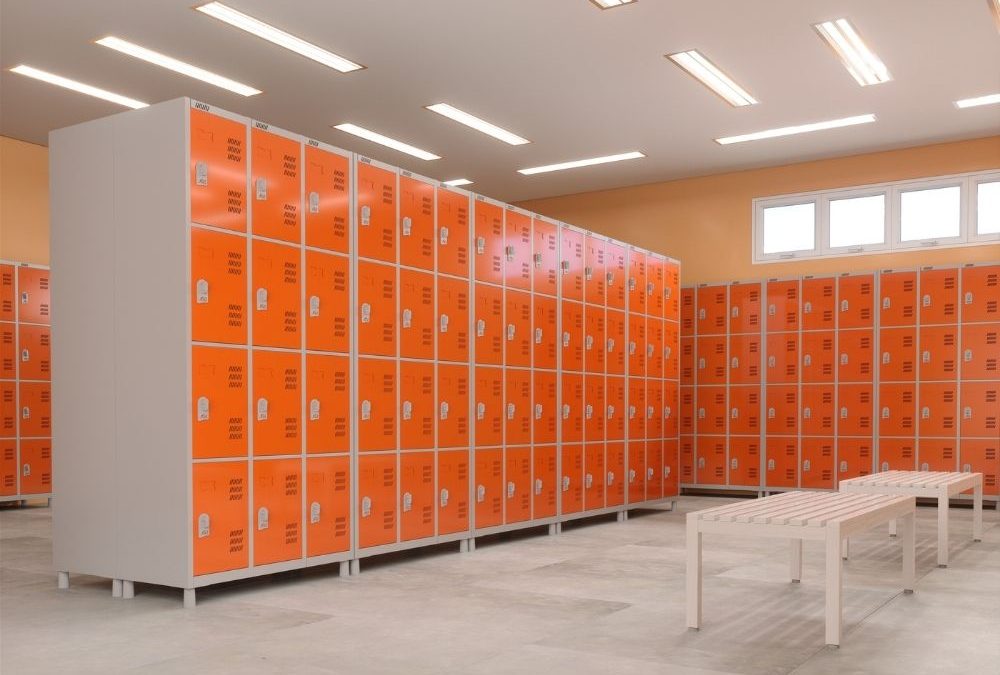 vestiário com lockers de aço colorido